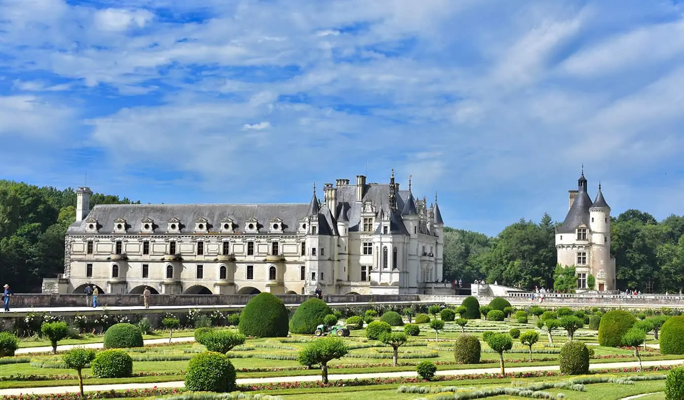 Un castell a França i els jardins dels voltants en un bonic dia d'estiu