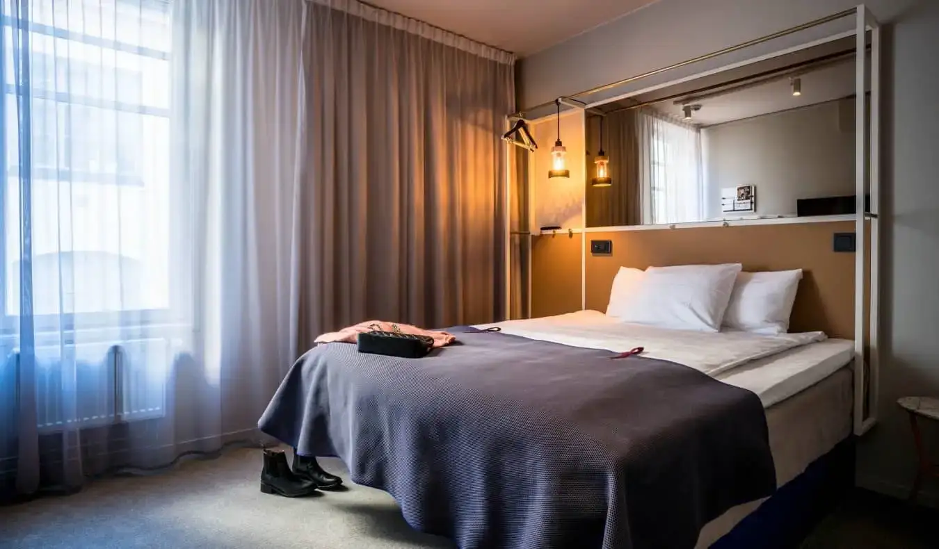 Bilik tamu yang dihias ringkas dengan katil double di hotel Scandic 53 di Stockholm, Sweden