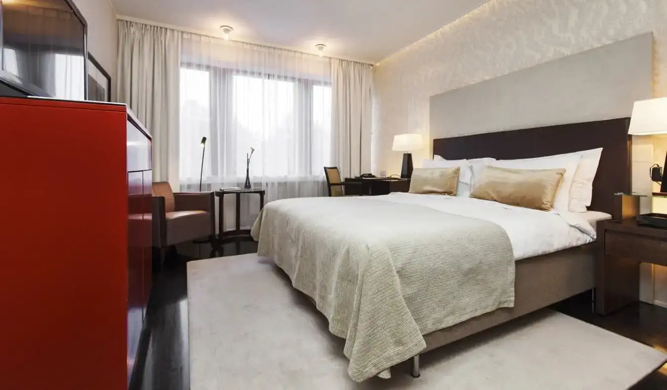 Quarto com cama queen size e TV no Elite Eden Park Hotel em Estocolmo, Suécia