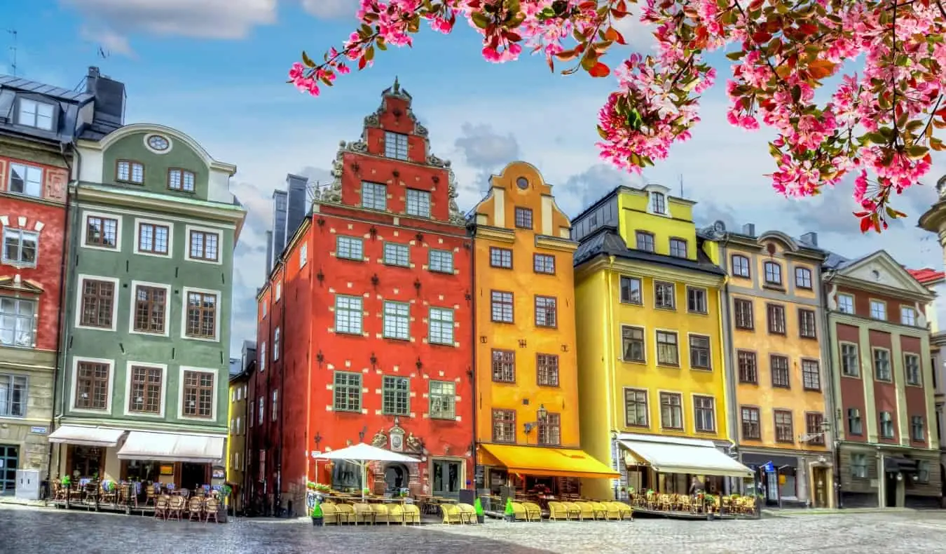 Kleurrijke historische gebouwen langs een plein in Stockholm, Zweden