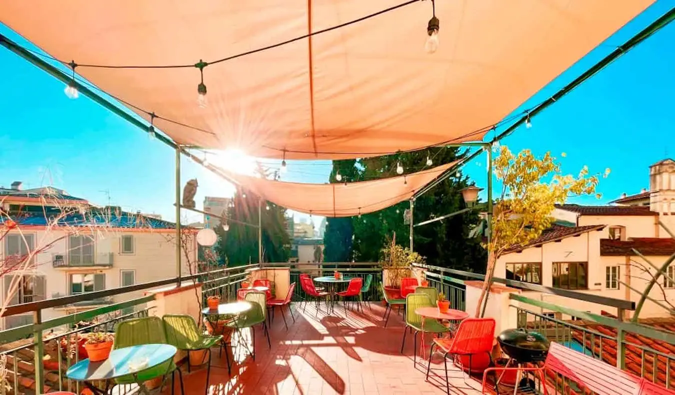 Ang cool na rooftop terrace ng Ostello Bello Firenze hostel sa Florence, Italy sa isang maaraw na araw