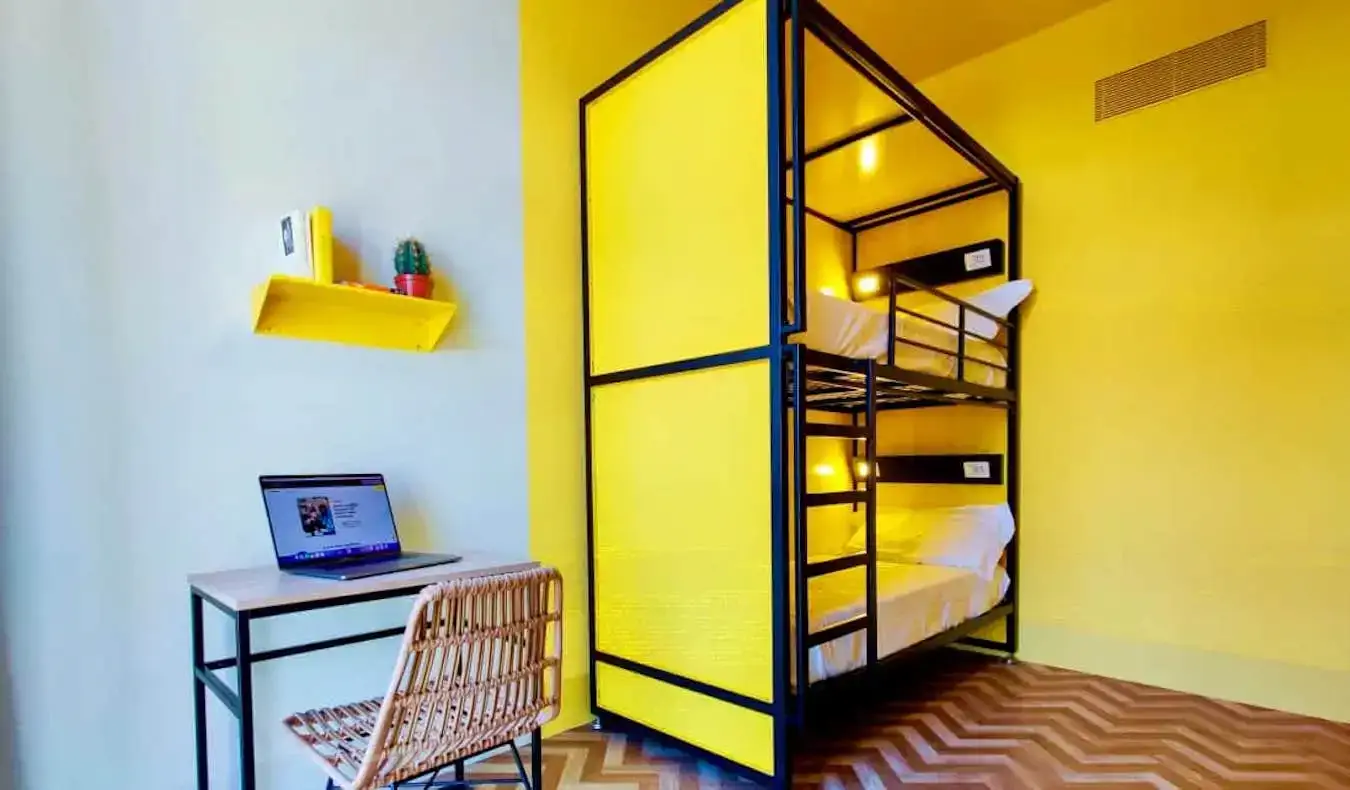 Ein leuchtend gelber Schlafsaal im YellowSquare Hostel in Florenz, Italien