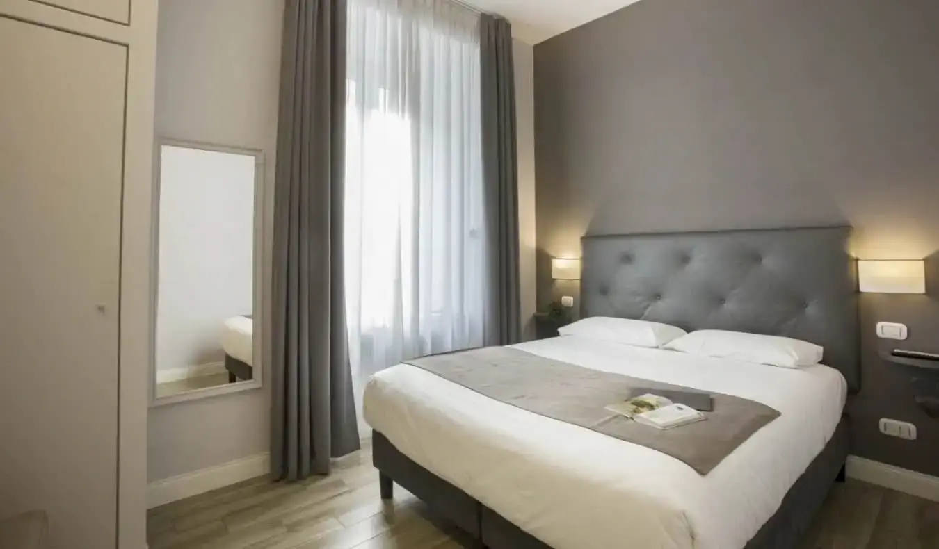 Een eenvoudige grijze kamer in Colosseo Prestige Rooms in Rome, Italië