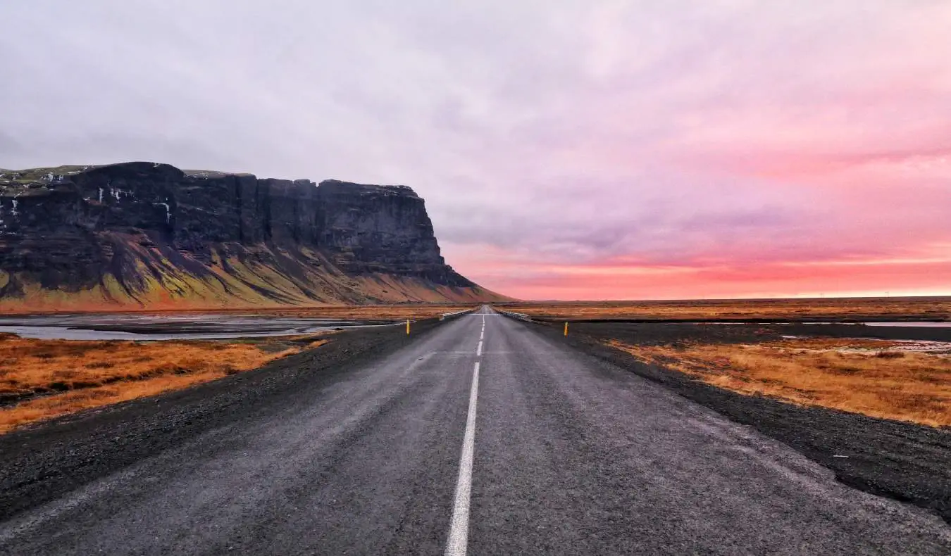 kalsada sa Iceland sa paglubog ng araw