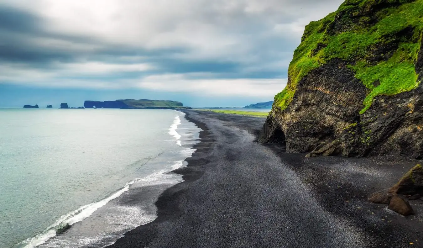 Desolaat Reynisfjara, het zwarte zandstrand van IJsland