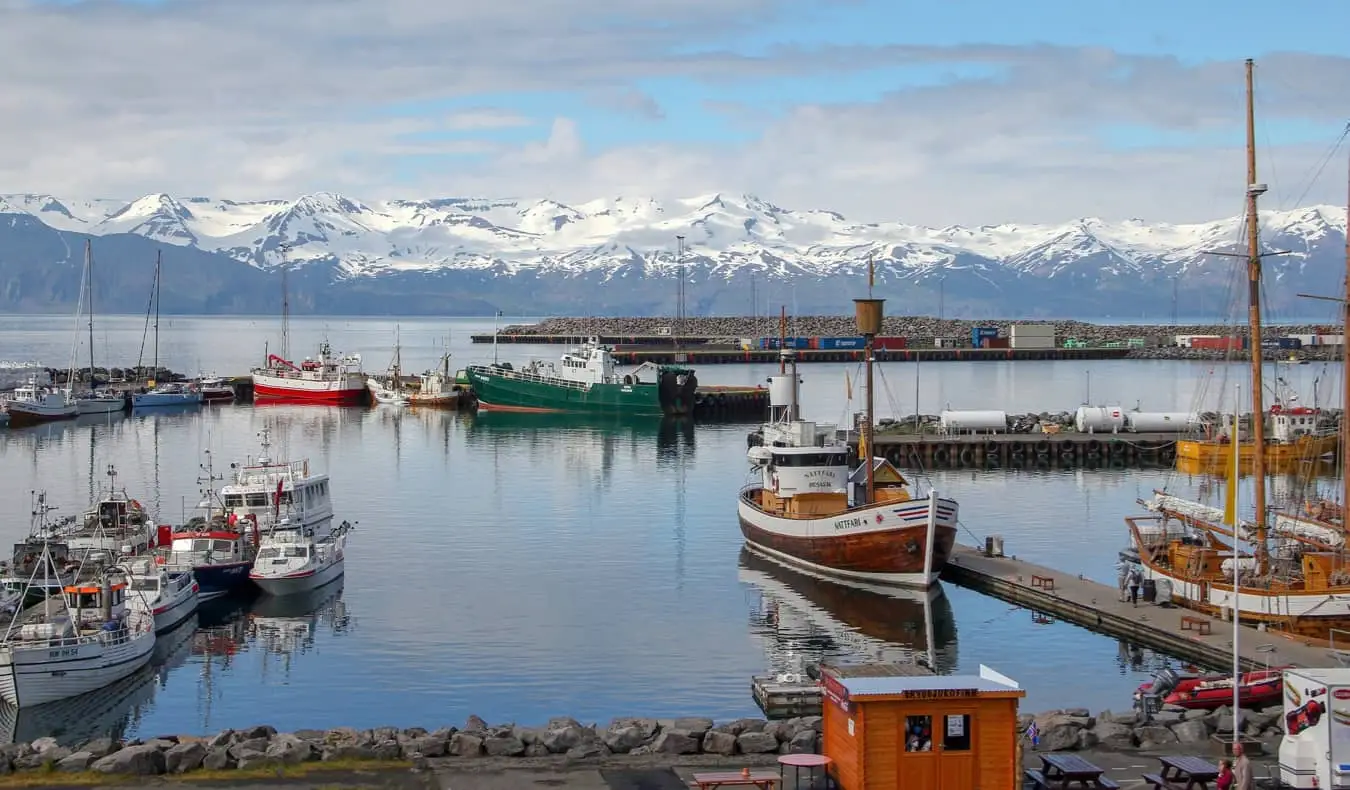 la colorida ciudad de Husavik en el norte de Islandia