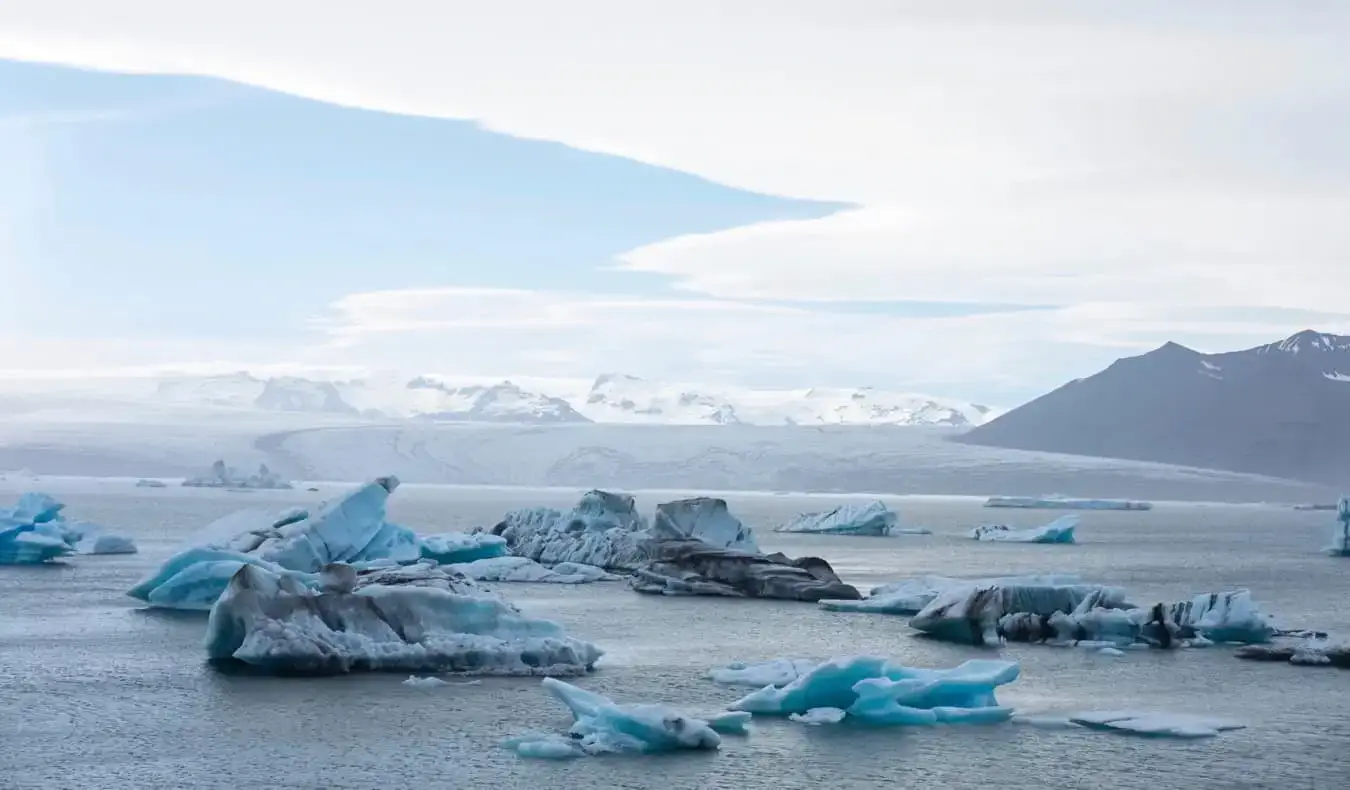 Icebergs na lagoa da Islândia