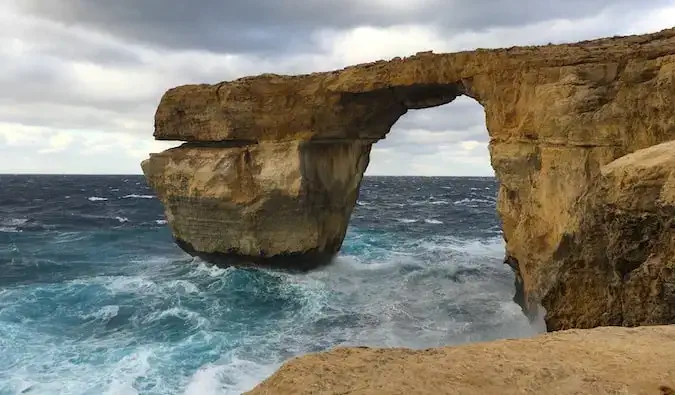 マルタ海岸の紺碧の窓