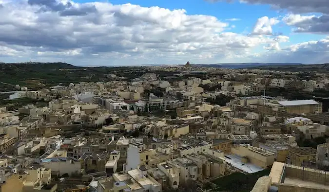 Um beco estreito e pitoresco em Valletta, Malta