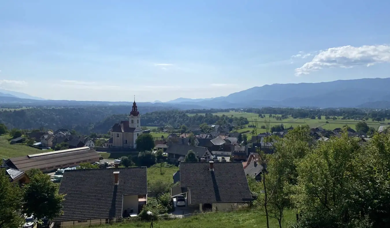 Viens no daudzajiem Slovēnijas lauku pastorālajiem skatiem saulainā dienā