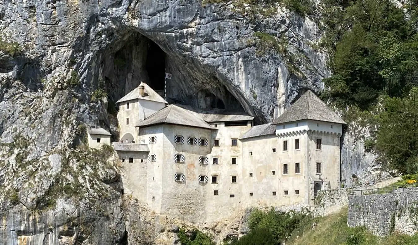 Kastil Predjama yang bersejarah dibangun di atas batu di Slovenia