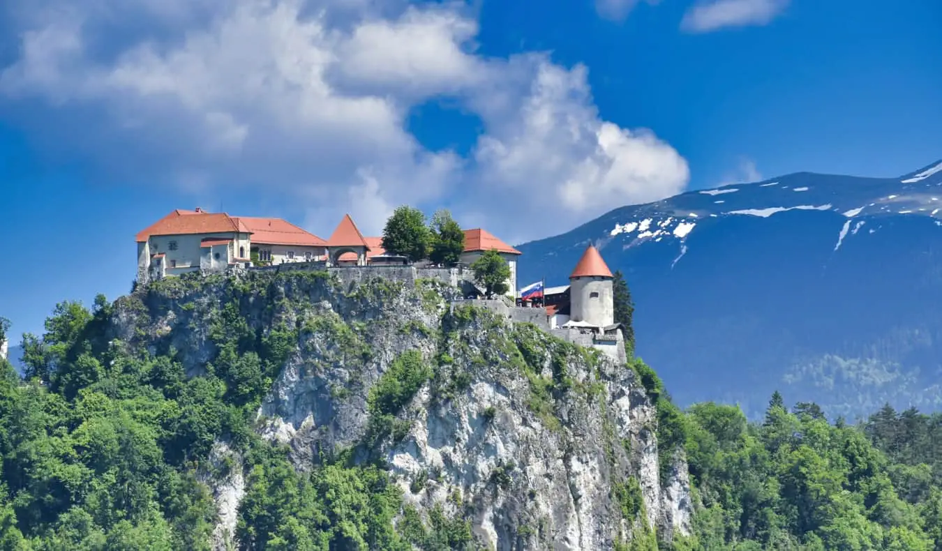 Týčiaci sa hrad pri jazere Bled v Slovinsku sa týči na vysokom útese