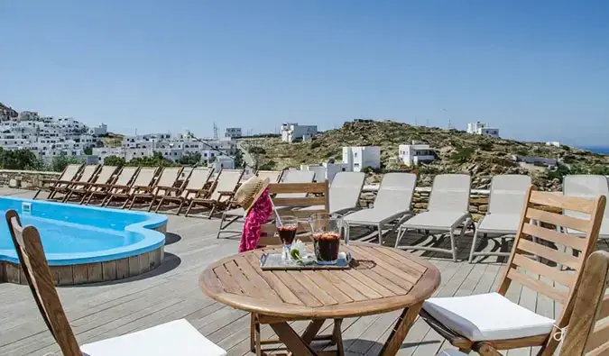 Piscine avec transats et vue sur les maisons blanches sur les collines en arrière-plan chez Francesco