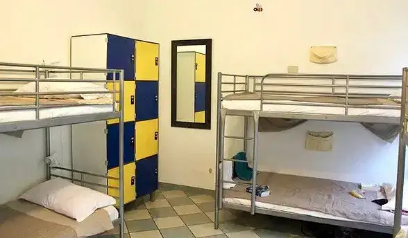 Paturile supraetajate din hostelul Beehive din Roma, Italia