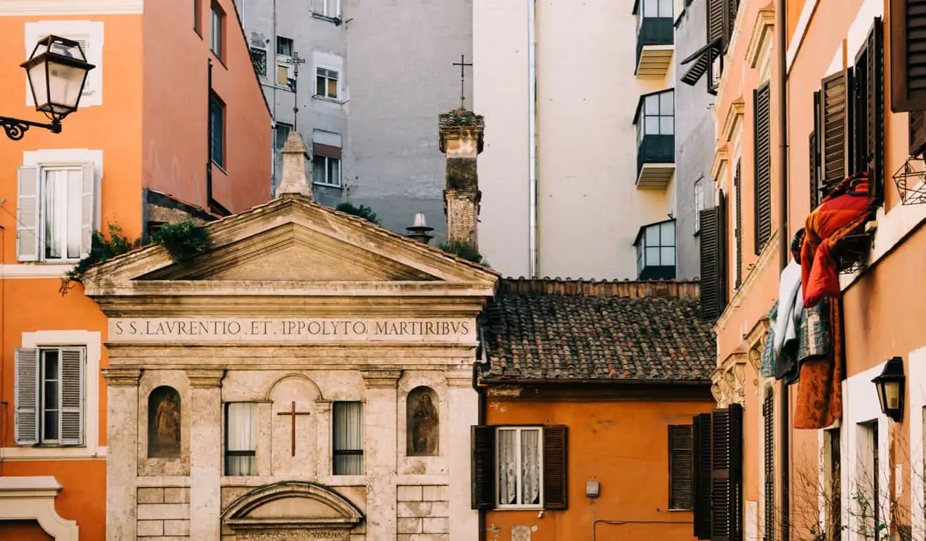 Bangunan tua di distrik Monti Roma, Italia