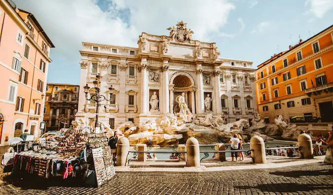 Fonte de Trevi no meio de Roma