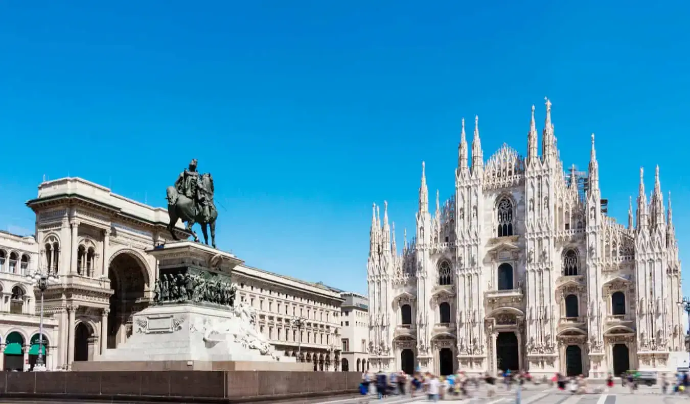 Den ruvende katedralen i Milano, Italia på en solrik sommerdag