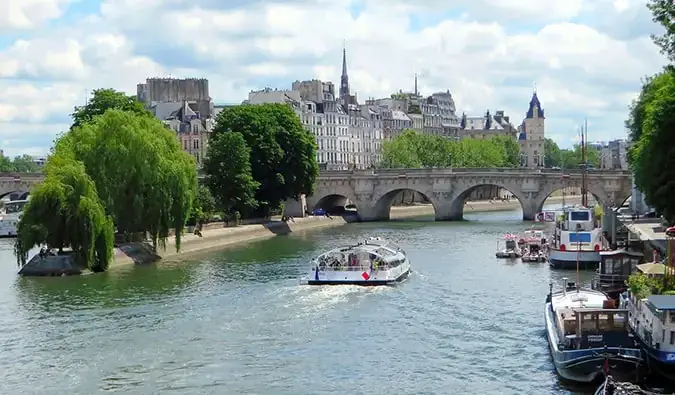 వేసవిలో పారిస్‌లోని Île de la Cité మరియు Île Saint-Louis