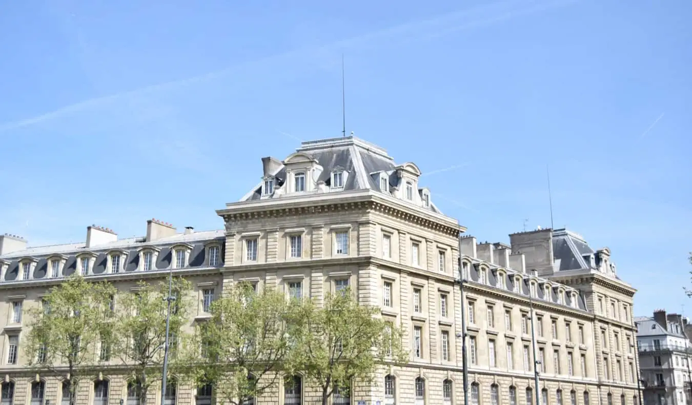 Lokalbefolkningen vandrer i gaderne i Le Marais i Paris, Frankrig