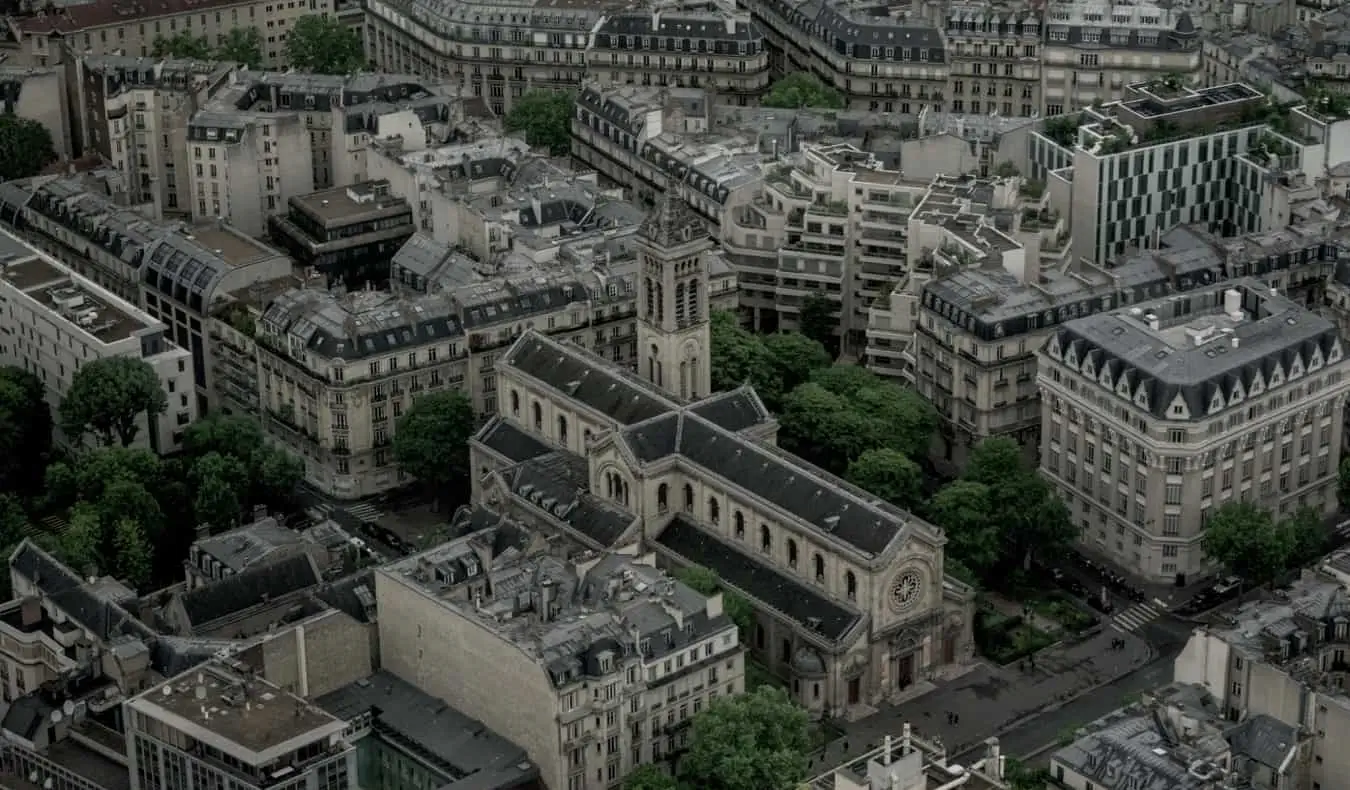 Jalan-jalan sibuk penuh lalu lintas di Montparnasse, Paris