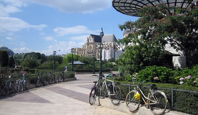 Vélos enchaînés à la clôture un jour d'été dans le quartier des Halles à Paris, France