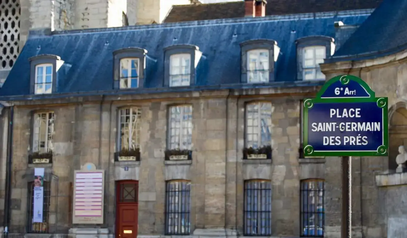 Blick auf die Gebäude im Viertel Saint-Germain-des-Prés in Paris, Frankreich