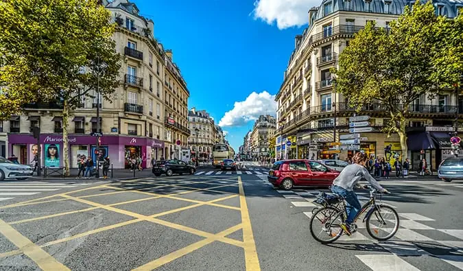 Paris sokaklarında bisiklet süren bir kişi