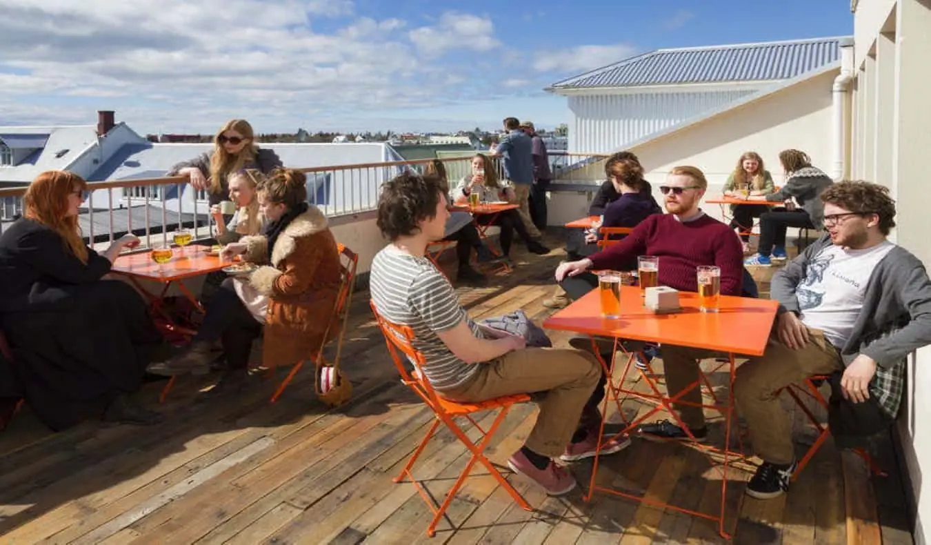 gruppe mennesker på tagdækket på Loft HI hostel