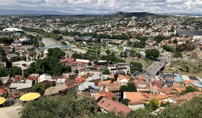 Una vista amb vistes als molts terrats de colors de Tbilisi, Geòrgia