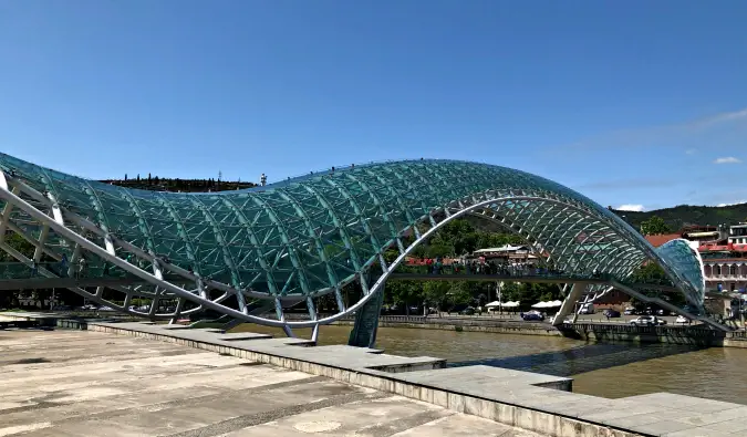 En stor fodgængerbro lavet af glas i Tbilisi, Georgia