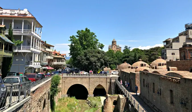 Edifícios históricos de pedra e tijolo em Tbilisi, Geórgia