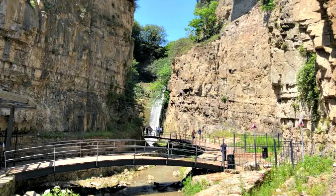 Tebing terjal dekat jalur pendakian di Tbilisi, Georgia