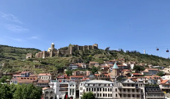 Pohled s výhledem na Tbilisi, Gruzie za jasného slunečného dne