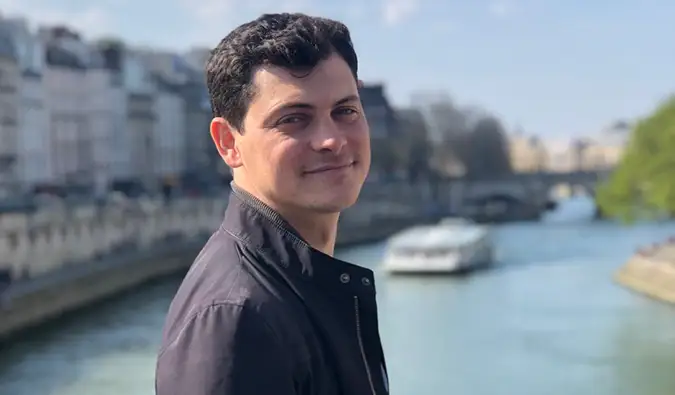 Matt Kepnes pe un pod peste un canal din Paris