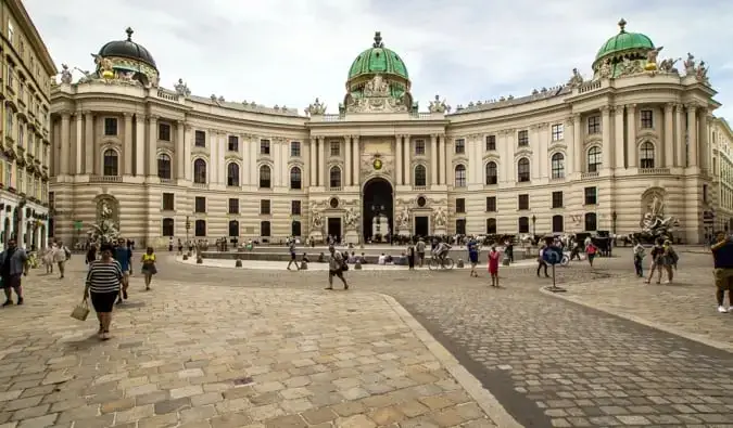 Imperial Palace i Wien, Østerrike omgitt av folk som går rundt