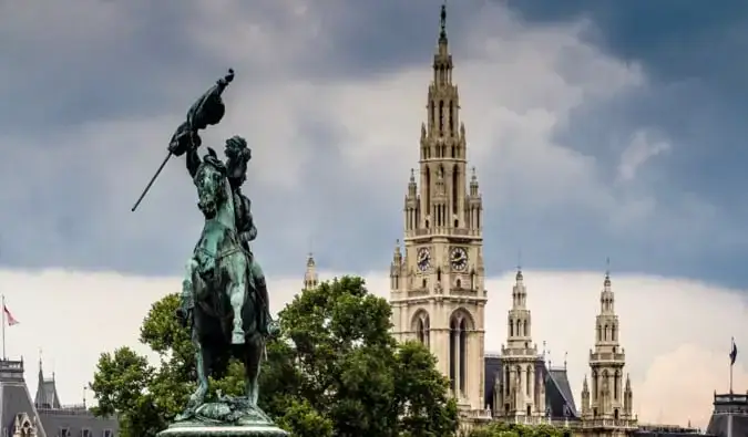 Patung bersejarah dan katedral yang menjulang tinggi di Vienna, Austria