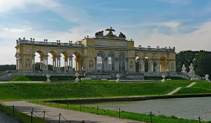 Istana Schonbrunn yang bersejarah di Vienna, Austria pada hari yang cerah