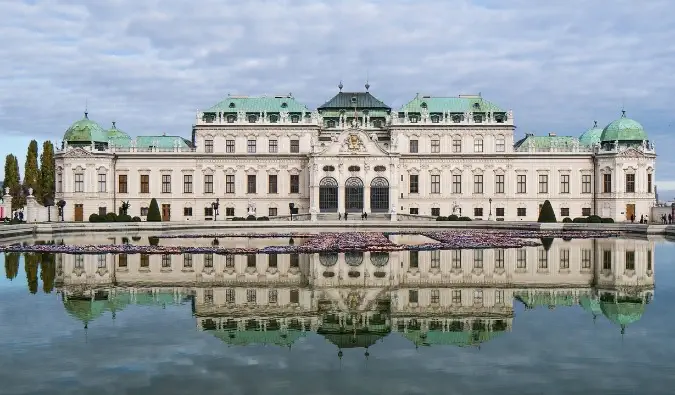 Rozległy Pałac Belwederski w Wiedniu, Austria widziany z drugiej strony stawu