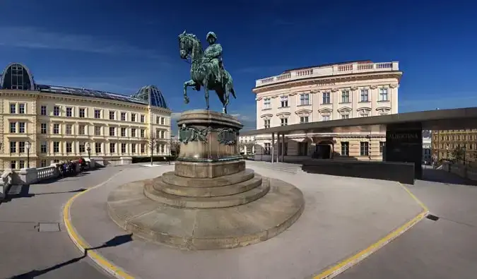 Det ydre af Albertina-museet i Wien, Østrig om sommeren