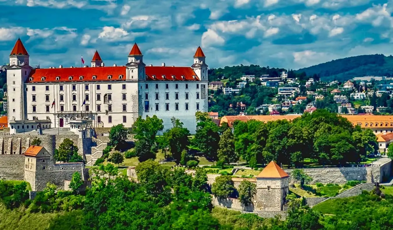 Ogromny stary zamek w Bratysławie na Słowacji latem