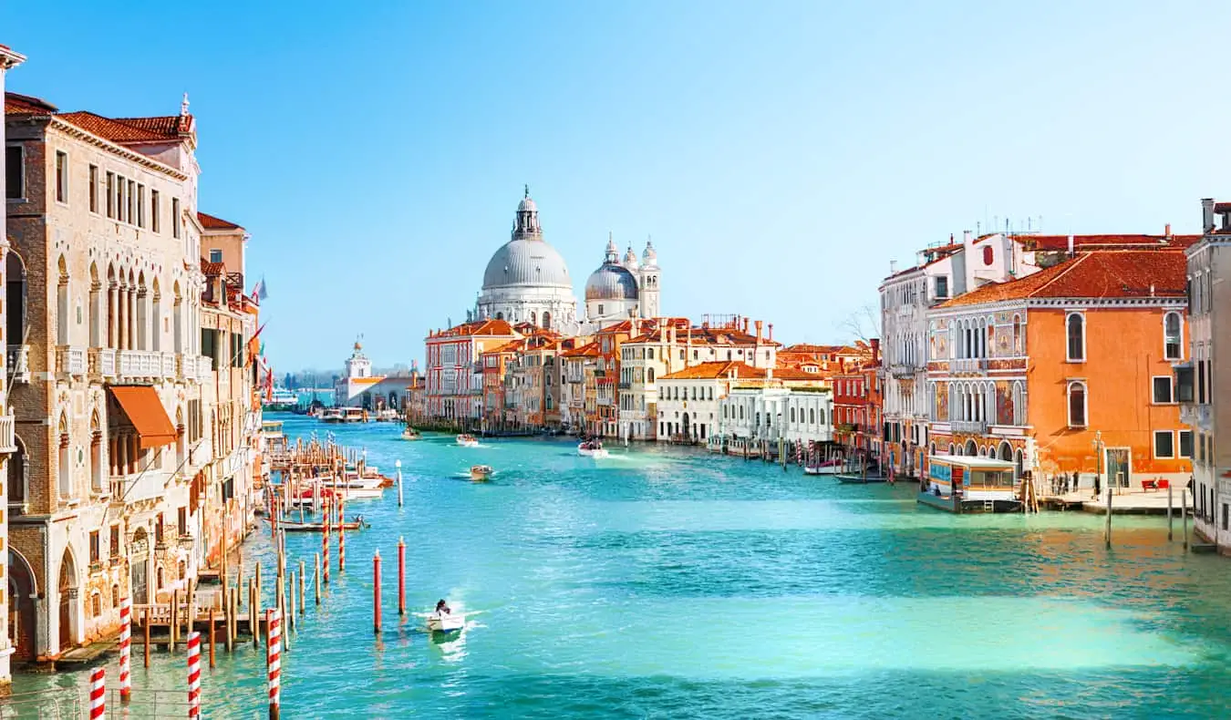 Luftaufnahme von Venedig, Italien mit Booten, die durch die Kanäle schwimmen.