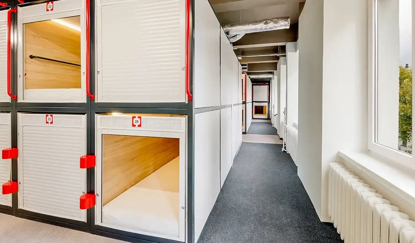 Die coolen, eleganten und privaten Pods eines Kapsel-Hostels in Warschau, Polen