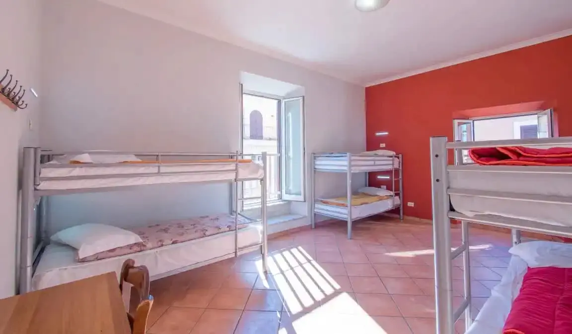 Mga bunk bed sa Alessandro Palace hostel sa Rome, Italy