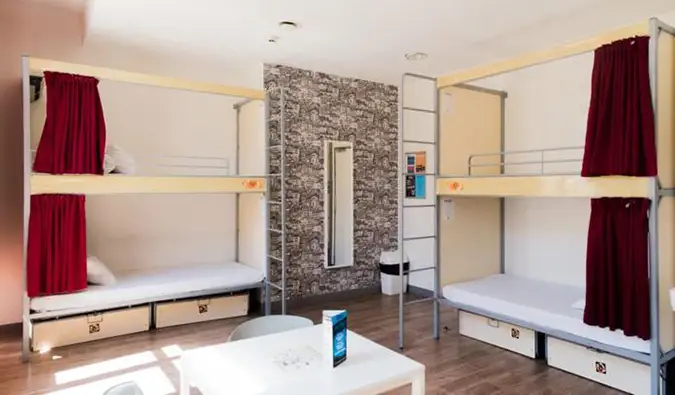 St. Christopher's Gare du Nord hostelinde 4 yataklı sade yatakhane odası