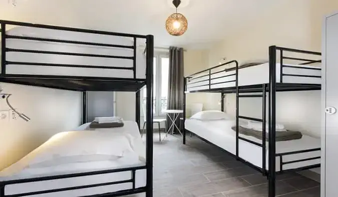 Einfaches 4-Bett-Schlafzimmer im Enjoy Hostel Paris