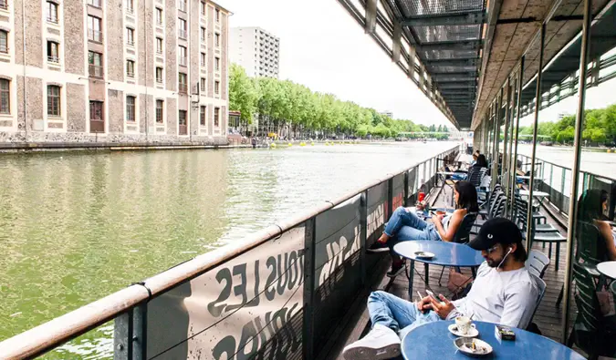 Eine ruhige Straße im sonnigen Paris, Frankreich mit dem berühmten Eiffelturm im Hintergrund