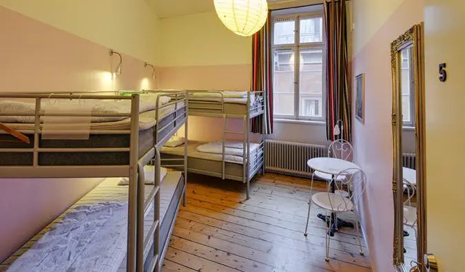 Enkel sovesal med køyesenger og tregulv på Castanea Old Town Hostel, Stockholm