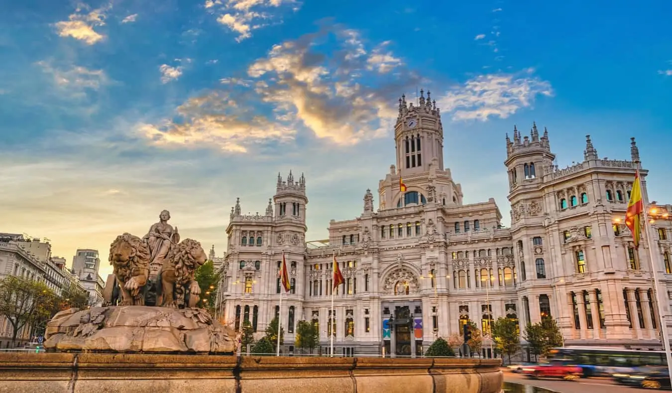 Những tòa nhà lịch sử của Madrid, Tây Ban Nha vào một ngày hè đầy nắng và ấm áp