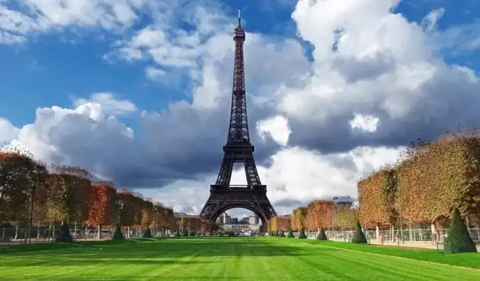 Menara Eiffel yang ikonik di Paris, Prancis pada hari yang cerah dan cerah