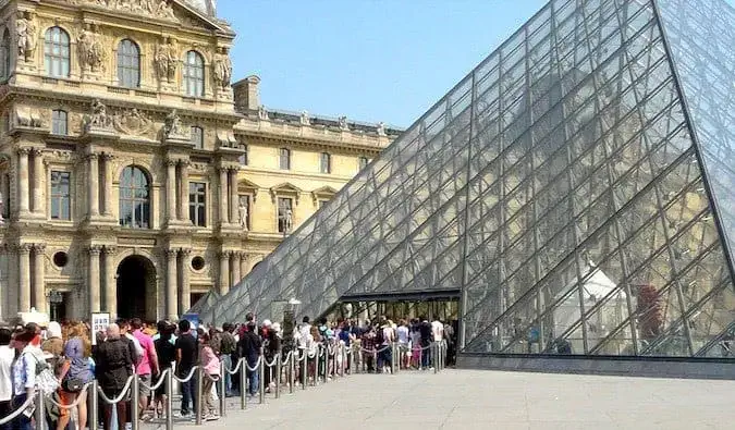 orang yang menunggu untuk masuk ke muzium louvre